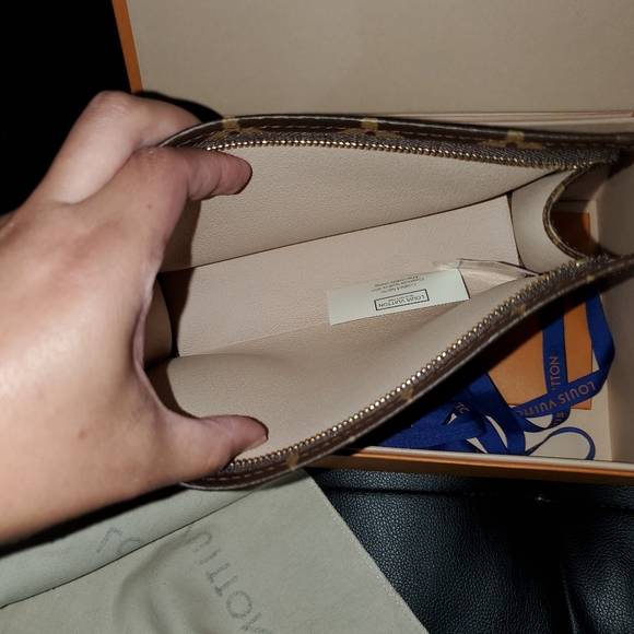 Authentic New Louis Vuitton Toiletry 19/Crossbody - Picture 6 of 16